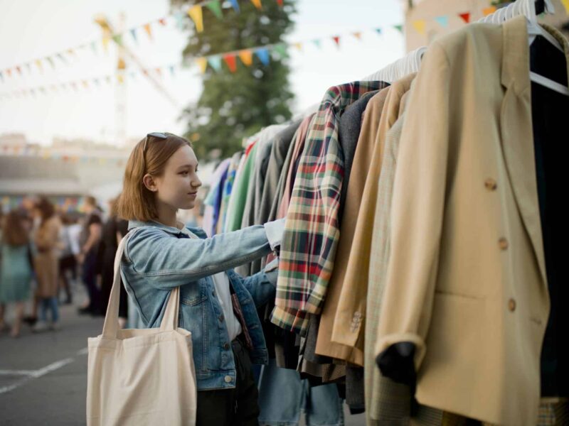 Mädchen auf Flohmarkt