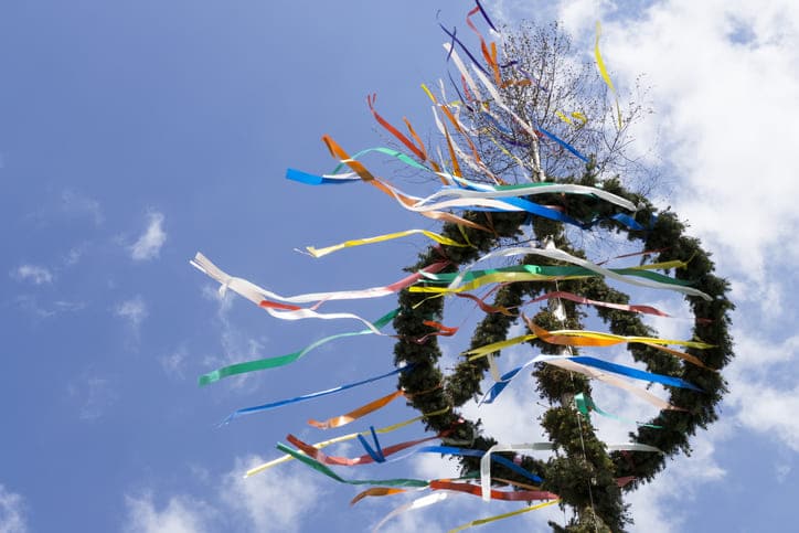Bunt geschmückter Maibaum mit blauem Himmel zum 01. Mai 2024 im Saarland