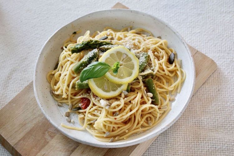 PASTA MIT GRÜNEM SPARGEL & TOMATEN