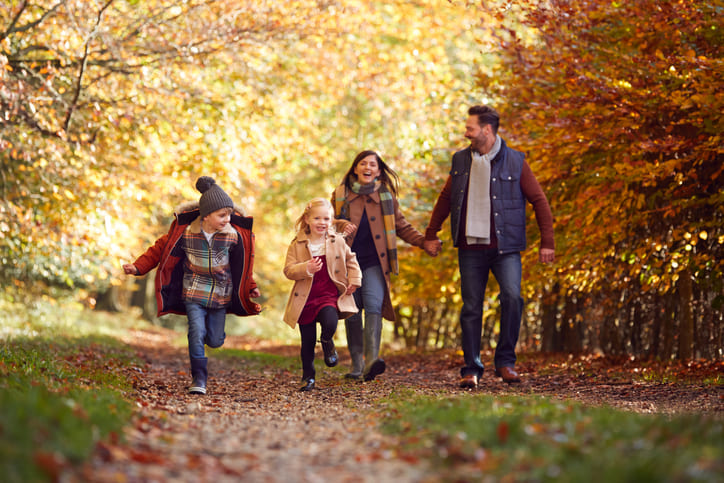 Familie beim Herbstspaziergang im Saarland
