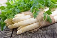 Bund Spargel mit Petersilie