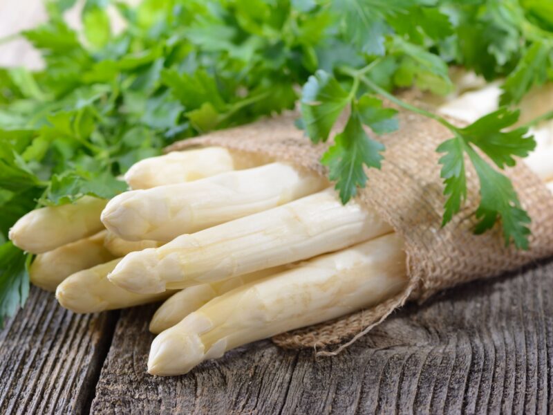 Bund weißer Spargel