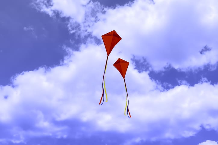 2 rote Drachen am Himmel